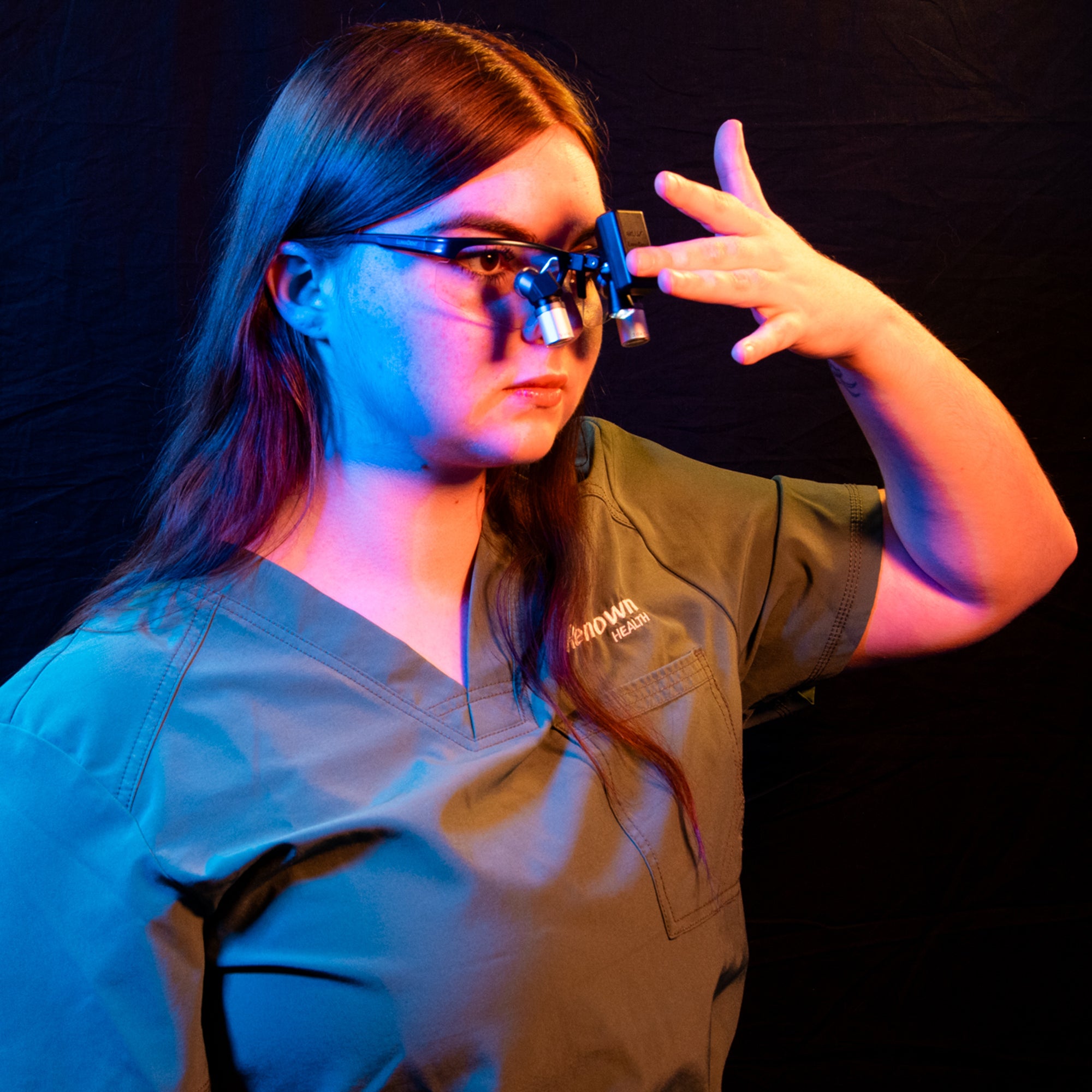 Image_of_dentist_using_the_airlux_headlight_package