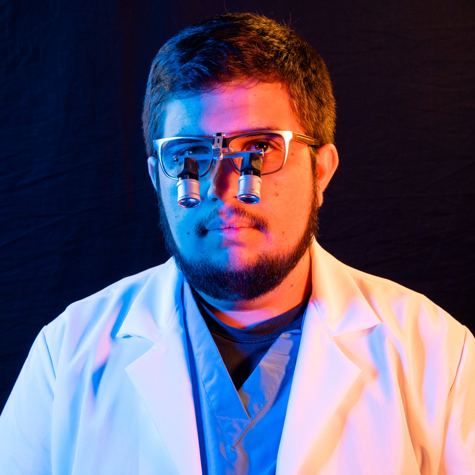 Image of dentist wearing lumadent ergomax loupes. 