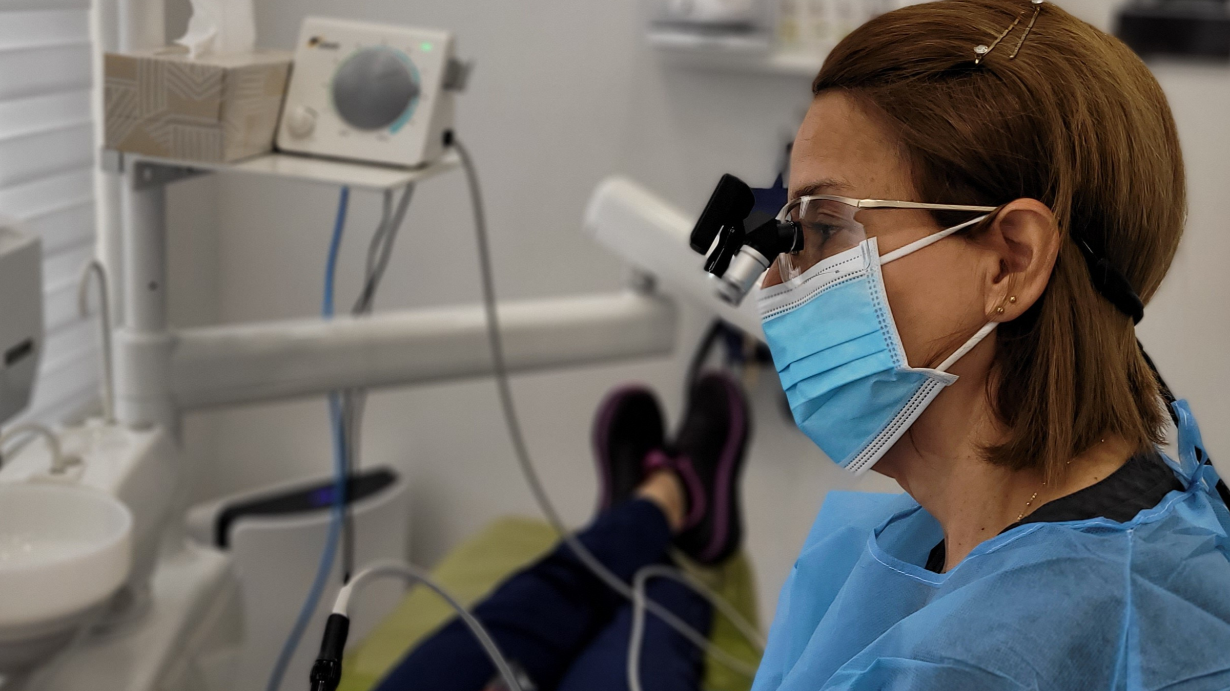 RDH looking through the ergoprism loupes. 