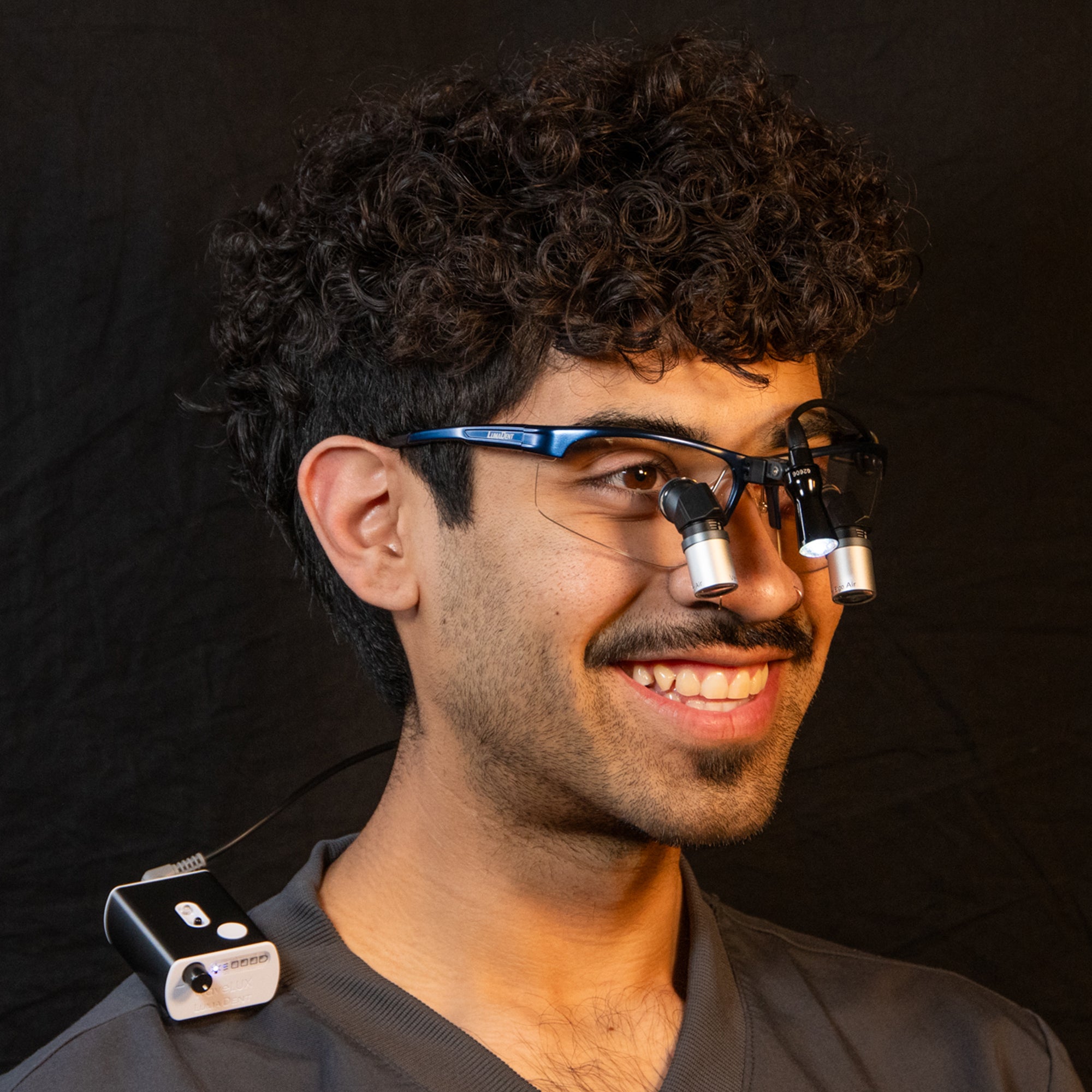 Image of a dentist using the wavelux headlight package. 
